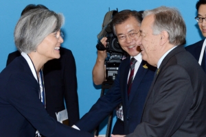 유엔 사무총장, 문 대통령에 “강경화 뺏겨서 아쉽다”