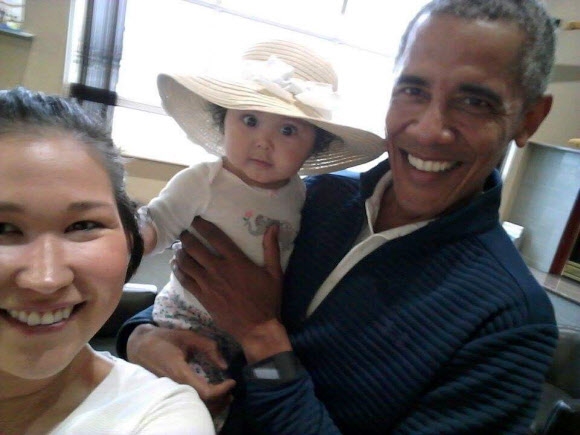 오바마 아기랑 찍은 사진 화제 