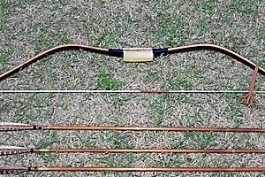 ‘훈련병 보행로’ 앞에 두고 활쏘기 한 대령