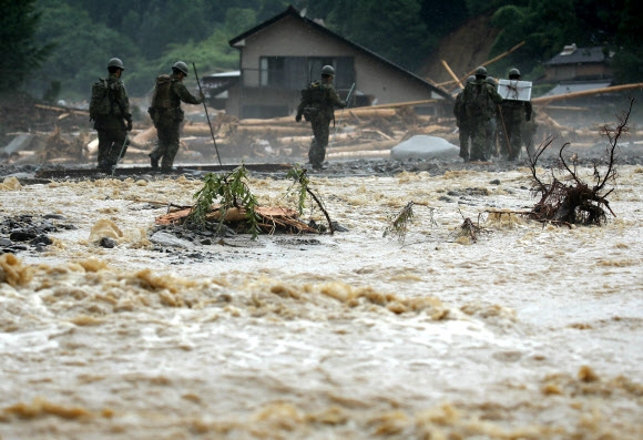 일본 아사쿠라시에서 폭우 피해 구조 작업이 벌어지고 있다. 사진=APF연합뉴스
