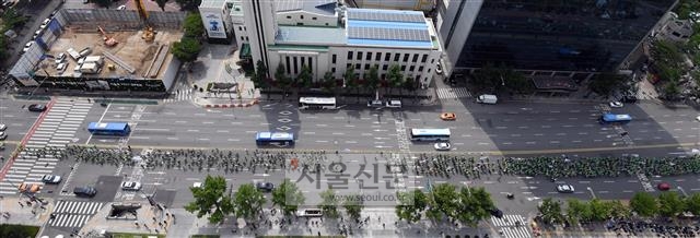민주노총 소속 전국교직원운동본부 조합원들이 지난달 30일 서울역광장에서 차별적 임금 개선과 고용 안정을 요구하는 총파업대회를 마친 뒤 민주노총 소속 비정규직이 주도하는 ‘6·30 사회적 총파업 대회’에 합류하기 위해 광화문광장으로 행진하고 있다. 경찰은 문재인 정부 출범 이후 집회 자유를 최대한 보장한다는 기조에 따라 현장에 차벽을 설치하지 않았고, 진압 경찰도 배치하지 않았다. 도준석 기자 pado@seoul.co.kr