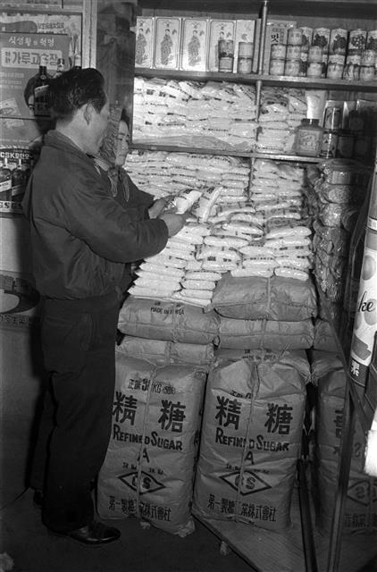 1950년대 제일제당 설탕 창고에서 직원들이 출고될 상품을 살펴보고 있다. 제일제당은 1953년 부산에 설탕공장을 설립했다. 서울신문 DB