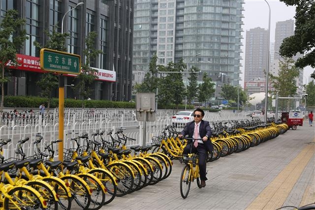 이호준 중국대사관 공사참사관이 중국 베이징에서 공유자전거를 이용해 출퇴근을 하고 있다. 이호준 공사참사관 제공