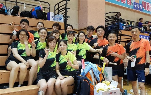 산업통상자원부 배드민턴 동호회 ‘배사모’ 소속 공무원들이 지난달 25일 ‘제16회 중앙행정기관 배드민턴 동호회 대회’에 출전해 유니폼을 입고 포즈를 취하고 있다. 배사모 제공