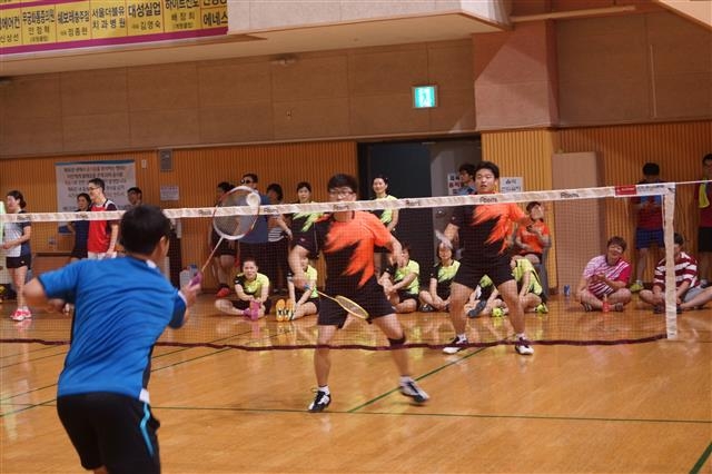 산업통상자원부 배드민턴 동호회 ‘배사모’ 소속 공무원들이 지난달 25일 ‘제16회 중앙행정기관 배드민턴 동호회 대회’에 출전해 경기를 치르고 있다. 배사모 제공