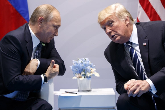 도널드 트럼프(오른쪽) 미국 대통령과 블라디미르 푸틴 러시아 대통령이 지난 7일(현지시간) 독일 함부르크에서 열린 G20 정상회담에서 마주 보며 대화를 하고 있다. 함부르크 AP 연합뉴스