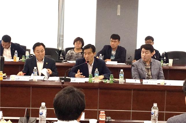이승로 서울시의원(가운데)이 6일 성북구청에서 열린 성붕지역 주요사업 당정협의회에 참석해 의견을 발표하고 있다.