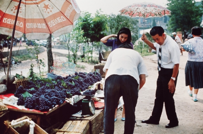 안양유원지에 포도나무가 줄지어 있던 1968년 저울에 포도 무게를 달아 사고파는 풍경. 안양시 제공
