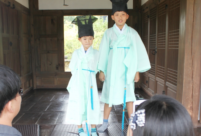 지난해 운영된‘조선의 선비, 추사의 하루’프로그램에서 청소년들이 선비의 하루 생활을 체험하고 있다, 과천시 제공  　 