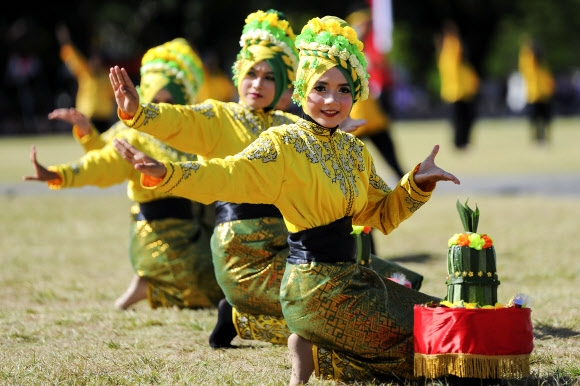 여자 경찰들이 10일(현지시간) 인도네시아 수마트라섬 아체주 반다아체에서 열린 ‘제71회 인도네시아 경찰관 기념식’에서 전통 아쎄니스 댄스를 공연을 펼치고 있다. AFP 연합뉴스