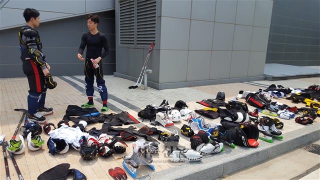 아이스하키 국가대표 이영준(오른쪽)이 지난 6일 대명 아이스하키단의 홈구장인 인천 선학국제빙상장 뒤쪽에다 땀에 전 훈련복을 널던 도중 동료 선수와 잠시 이야기를 나누고 있다.  한재희 기자 jh@seoul.co.kr