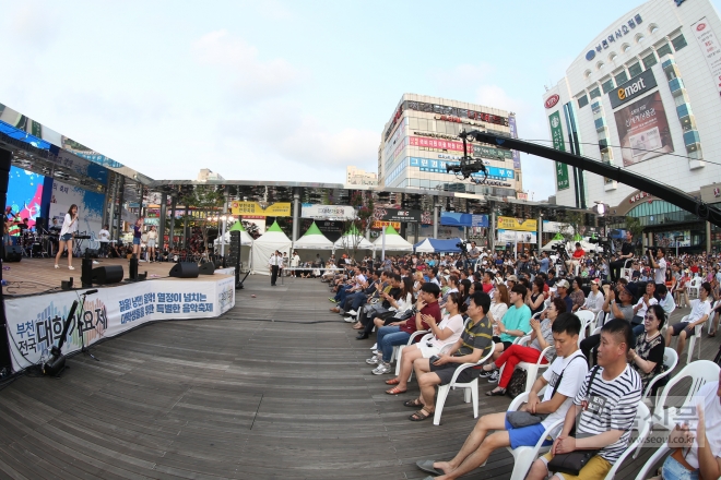 지난해 부천마루광장에서 열린 제1회 부천전국대학가요제. 부천시 제공