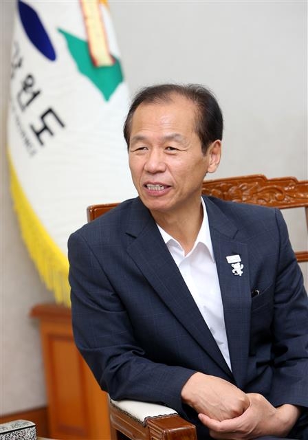 최문순 강원도지사가 10일 춘천에 수열에너지 이용 데이터센터 집적단지를 만들어 아시아·태평양권의 데이터 허브로 만들겠다고 포부를 밝히고 있다. 강원도 제공