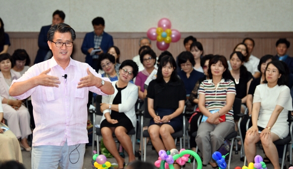 지난 7일 구청 대강당에서 ‘패밀리 퍼스트 관악’ 비전 선포식이 열린 가운데 유종필 서울 관악구청장이 지역 주민들을 상대로 가정과 일이 양립할 수 있도록 지원하는 구의 계획에 대해 설명하고 있다. 박지환 기자 popocar@seoul.co.kr