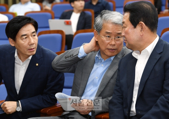 국민의당 박주선(오른쪽) 비상대책위원장이 10일 국회에서 열린 국민의당 긴급 의원총회에서 김동철(가운데) 원내대표, 이용호 정책위의장과 심각한 표정으로 이야기를 나누고 있다. 강성남 선임기자 snk@seoul.co.kr