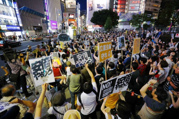 지난 9일 일본 도쿄 신주쿠에서 주최측 추산 시민 8000여명이 모여 아베 신조 총리의 퇴진을 요구하는 시위를 벌이고 있다. 도쿄 교도 연합뉴스