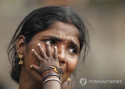 눈물 흘리는 한 네팔 여성