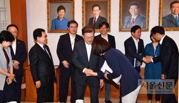 문재인 대통령이 11일 오전 청와대에서 열린 국무회의에서 국무위원들과 인사나누고 있다.  안주영 기자 jya@seoul.co.kr