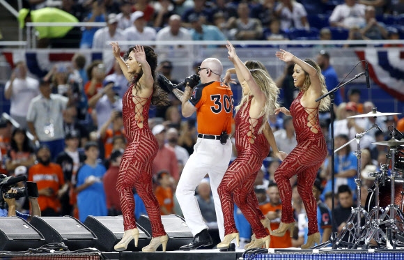 래퍼 핏불이 10일(현지시간) 미국 마이애미 말린스 파크에서 열린 ‘2017 메이저리그 올스타 홈런더비’ 개회식에서 멋진 무대를 선보이고 있다. AP 연합뉴스