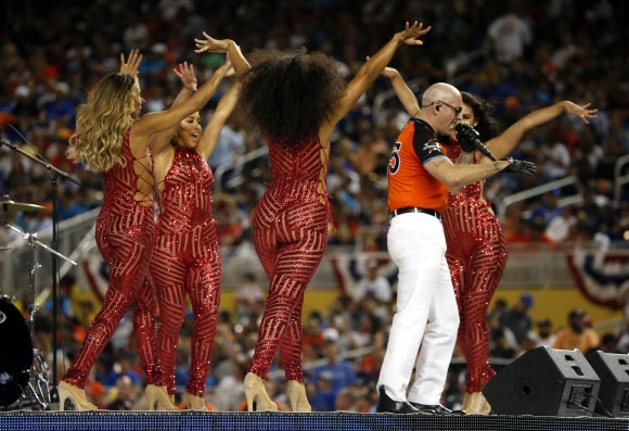 래퍼 핏불이 10일(현지시간) 미국 마이애미 말린스 파크에서 열린 ‘2017 메이저리그 올스타 홈런더비’ 개회식에서 멋진 무대를 선보이고 있다. AP 연합뉴스