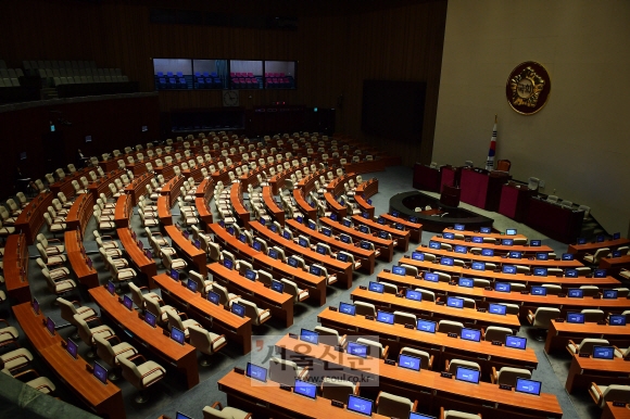 11일 오후 본회의가 예정된 국회 본회의장 의원석이 비어 있다.  이날 오전 열린 교섭단체 원내수석부대표 회동에서 야3당은 최근 인사문제 등 복잡한 정치 상황을 언급하면서 본회의에 참여하지 않겠다는 의사를 전달했다. 이종원 선임기자 jongwon@seoul.co.kr