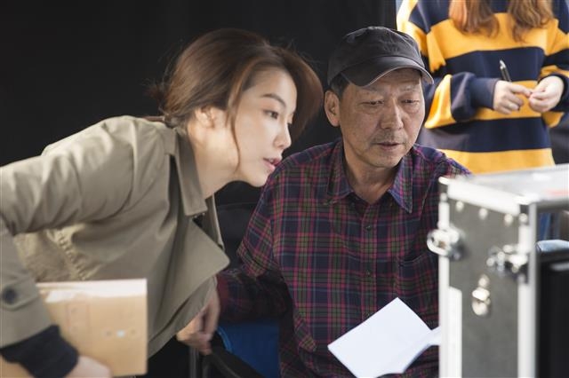 지난해 말 ‘일급기밀’ 촬영 당시 주연 배우 김옥빈과 모니터링을 하고 있는 홍기선 감독의 생전 모습. 리틀빅픽쳐스 제공