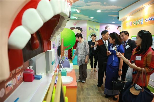 지난 10일 건강도시 선진 사례를 배우기 위해 한국을 방문한 캄보디아 공무원들이 보건소 내 어린이건강동산 시설을 둘러보고 있다. 강동구 제공