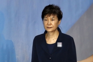 박근혜, ‘발가락 아파 구두 신기 불편해’…법원 요청에 내일 재판부터 출석