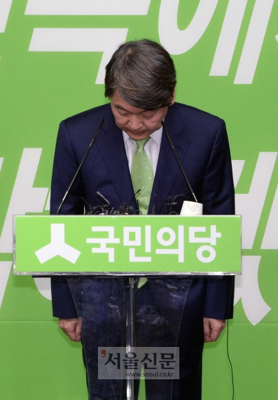 [서울포토] 고개 숙인 안철수