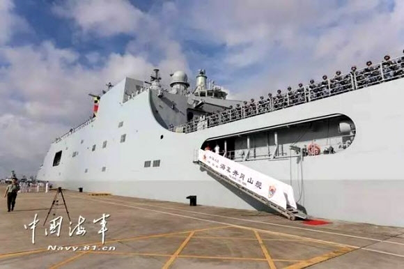 지난 11일 중국 광둥성 잔장의 한 군사 항구에서 ‘인민해방군 해군 지부티 보급기지 창설 및 출정식’이 열리고 있다. 중국 해군망 캡처