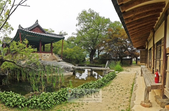 봉화의 대표적인 정자로 꼽히는 청암정.