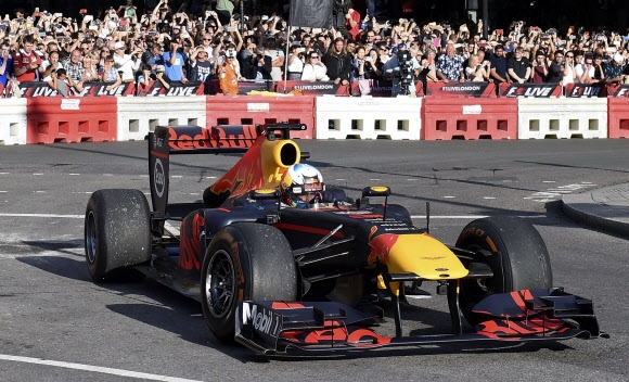 12일(현지시간) 영국 런던 도심에서 ‘F1 라이브 이벤트’가 펼쳐진 가운데 인피니티 레드불 레이싱의 다니엘 리카르도의 차가 트래펄가 광장을 지나고 있다.  AP 연합뉴스