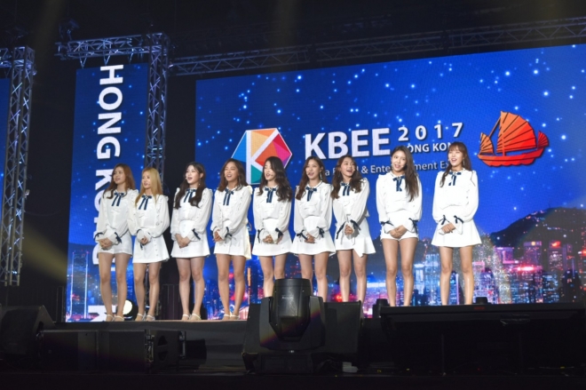 12일부터 3일간 홍콩 아시아월드엑스포에서 열리는 2017 한류박람회(KBEE)의 아시안루키로 선정된 구구단이 공연하고 있다.<코트라 제공>