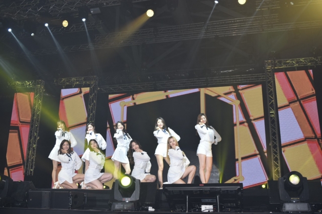 12일부터 3일간 홍콩 아시아월드엑스포에서 열리는 2017 한류박람회(KBEE)의 아시안루키로 선정된 구구단이 공연하고 있다.<코트라 제공>