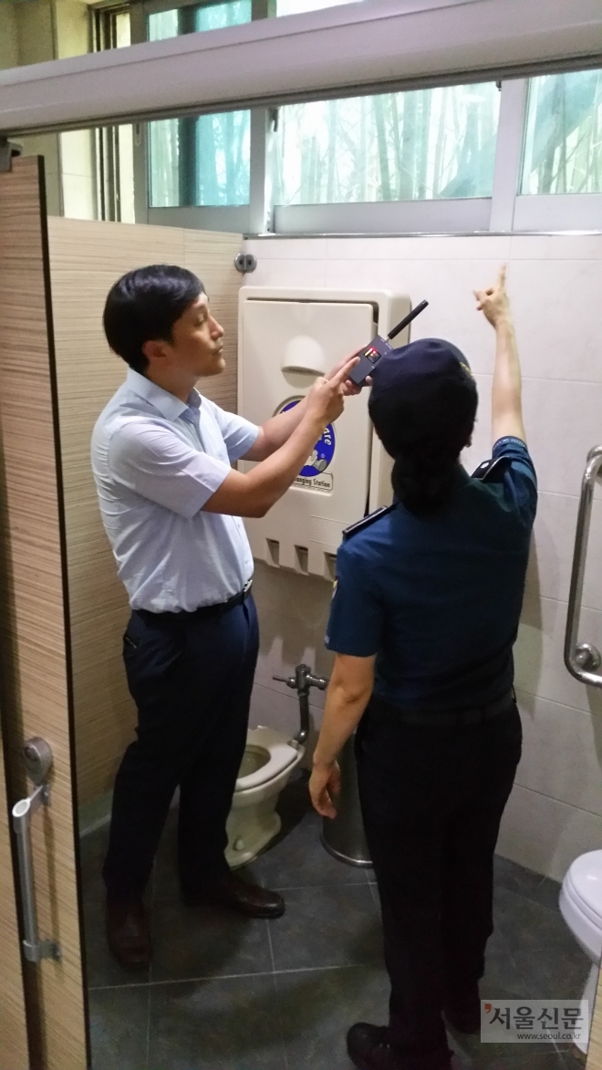 경찰이 창원 시외버스터미널 안 여성화장실에서 몰래카메라가 설치됐는지 점검하고 있다. 경남경찰청 제공 