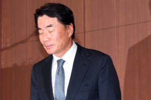 ‘운전기사 폭언’ 종근당 회장 항소심도 징역형 집행유예… “사회적·경제적 책임“