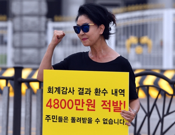연예인 김부선씨가 14일 서울 청와대 분수대 앞에서 아파트 관리비 문제와 관련하여 1인 시위를 벌이고 있다. 2017.7.14 박지환기자 popocar@seoul.co.kr
