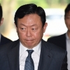 [서울포토] ‘긴장한 표정’…공판 출석하는 신동빈 롯데그룹 회장