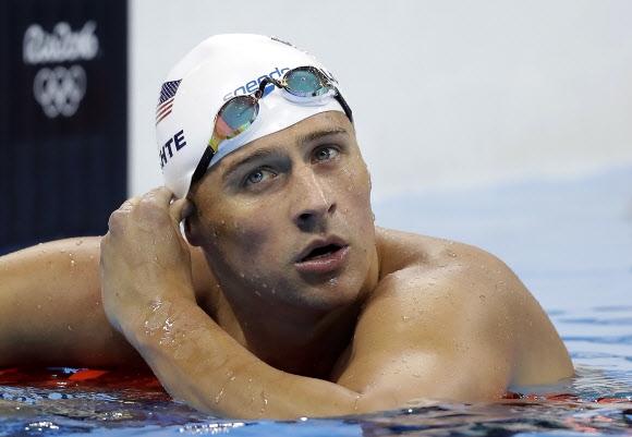 라이언 록티가 지난해 8월 9일 리우데자네이루올림픽 수영 남자 4x200m 자유형 예선 도중 자신의 기록 등을 확인하고 있다. AP 자료사진 연합뉴스 