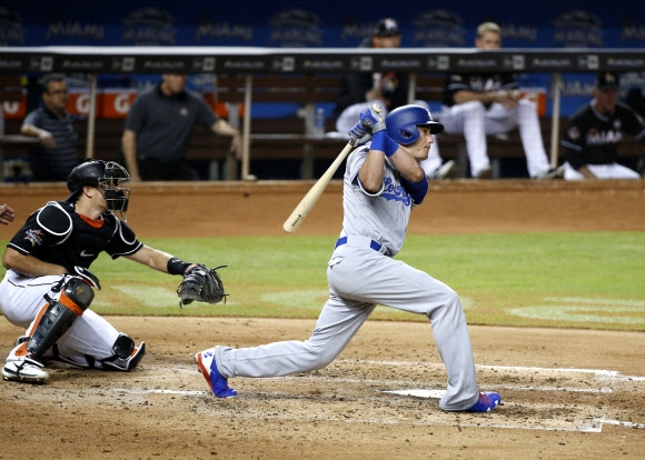 코디 벨린저(LA 다저스)가 15일(현지시간) 마이애미 말린스와의 미국프로야구(MLB) 경기 3회 2점 홈런을 날리고 있다. 마이애미 AP 연합뉴스 