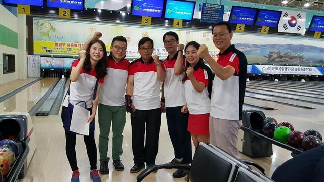 인사혁신처 퍼펙트 볼링클럽 회원들이 지난해 6월 중앙부처 국가공무원 볼링동호인대회 참가에 앞서 기념사진을 찍고 있다. 왼쪽부터 배선민 주무관(행정자치부 전출), 박인권 사무관, 조성재 부이사관(퇴직), 김동훈 주무관, 임영완 주무관, 조규도 서기관. 인사혁신처 제공