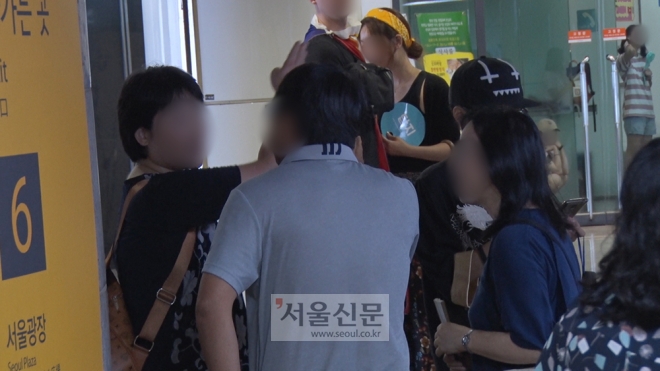 양측 참가자들이 만나는 지하철 통로에서는 일부 마찰이 빚어지기도 했다. 김형우 기자 hwkim@seoul.co.kr
