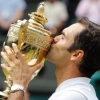 [포토] 로저 페더러, 윔블던 우승 트로피에 ‘달콤한 입맞춤’
