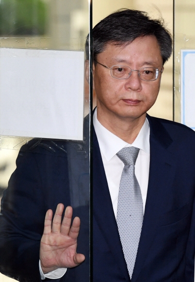 직무유기·직권남용 등의 혐의로 기소된 우병우 전 청와대 민정수석이 17일 서울중앙지법에서 열린 재판에 출석하고 있다.  박윤슬 기자 seul@seoul.co.kr