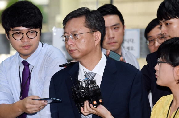 직무유기·직권남용  등의 혐의로 기소된 우병우 전 청와대 민정수석이 17일 서울중앙지법에서 열린 재판에 출석하고 있다.  박윤슬 기자 seul@seoul.co.kr