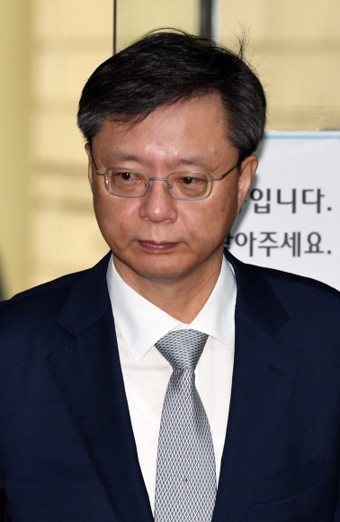 직무유기·직권남용 등의 혐의로 기소된 우병우 전 청와대 민정수석이 17일 서울중앙지법에서 열린 재판에 출석하고 있다. 박윤슬 기자 seul@seoul.co.kr