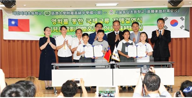 장흥순 서울시의원의 초청으로 방한한 타이완 자제 초중고 해외인문교류단 학생들이 14일 서울동답초등학교를 방문, 자매결연식을 갖고 있다.