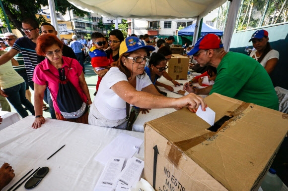 베네수엘라 야권 비공식 개헌찬반 투표… 친정부 단체 총격에 1명 사망 
