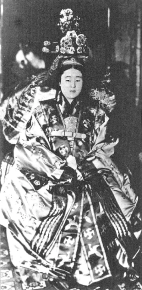 적의를 입은 영친왕비의 흑백사진(1922년). 국립고궁박물관 제공