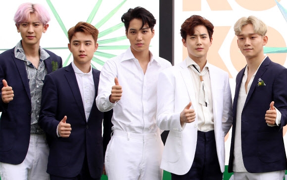 그룹 엑소 찬열(왼쪽부터), 디오, 카이, 수호, 첸이 18일 오전 서울 광장동 그랜드 워커힐 호텔 애스톤하우스에서 열린 정규 4집 ’더 워(THE WAR)’ 컴백 기자회견에서 포즈를 취하고 있다. 연합뉴스